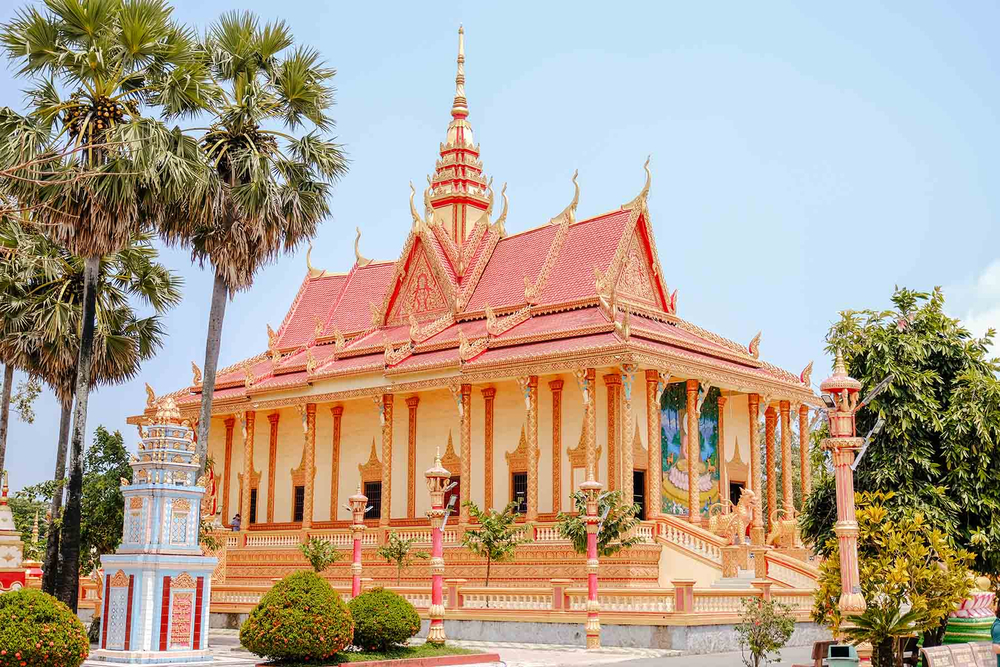 Về màu sắc, chùa Xiêm Cán Bạc Liêu có gam màu tương tự như những ngôi chùa Khmer khác. Đó là sắc vàng đậm rực rỡ, pha thêm gam màu đỏ cam để tạo điểm nhất. Ảnh: Henry Dương