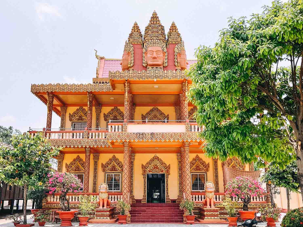 Vẻ đẹp và sắc màu của ngôi chùa này dễ khiến du khách liên tưởng đến hệ thống chùa chiềng hoành tráng ở Campuchia, Thái Lan. Ảnh: Henry Dương