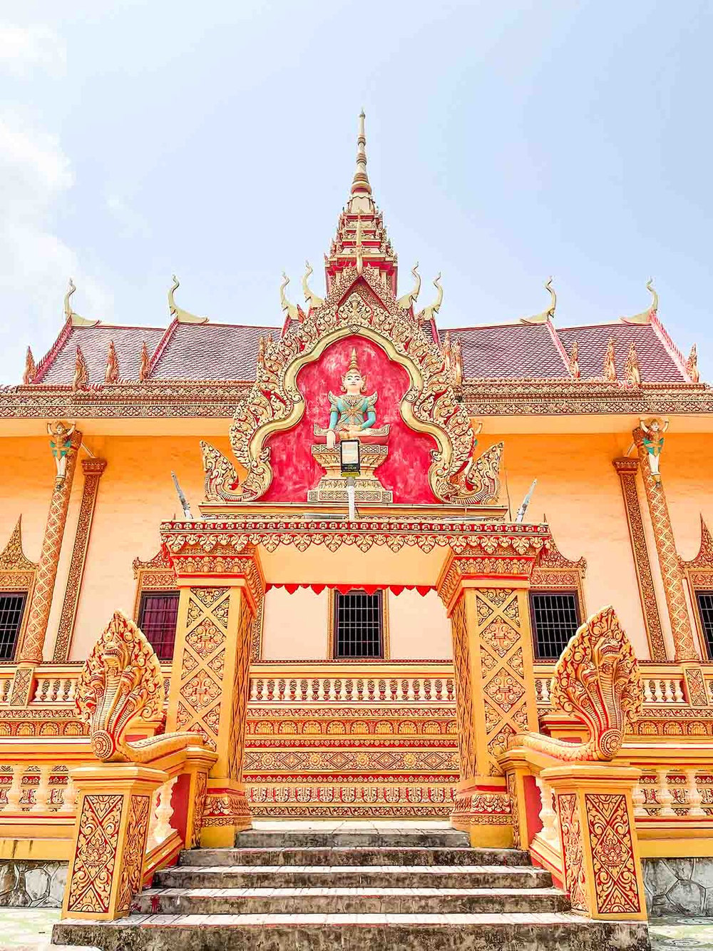 Hiện nay, chùa Xiêm Cán không chỉ là nơi tập trung tín ngưỡng của đồng bào Khmer địa phương, mà hàng ngày có đến hàng trăm lượt khách đến tham quan, chiêm ngưỡng. Ảnh: Henry Dương