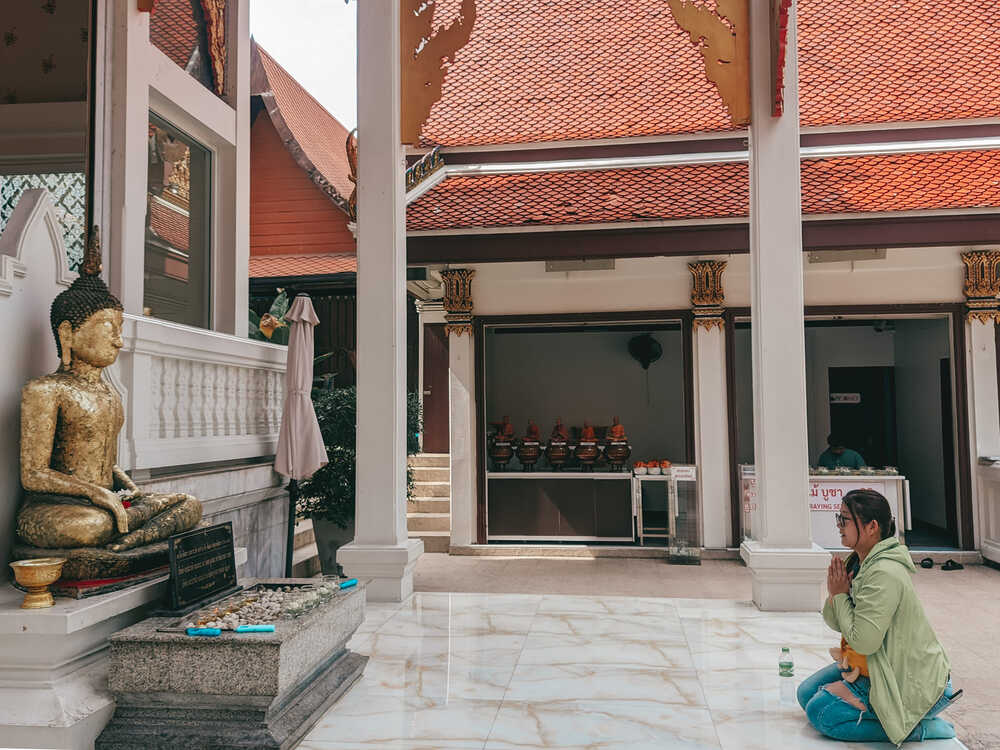 Người dân thỉnh Phật tại chùa Núi Vàng – Thái Lan. Ảnh: Vương Lộc