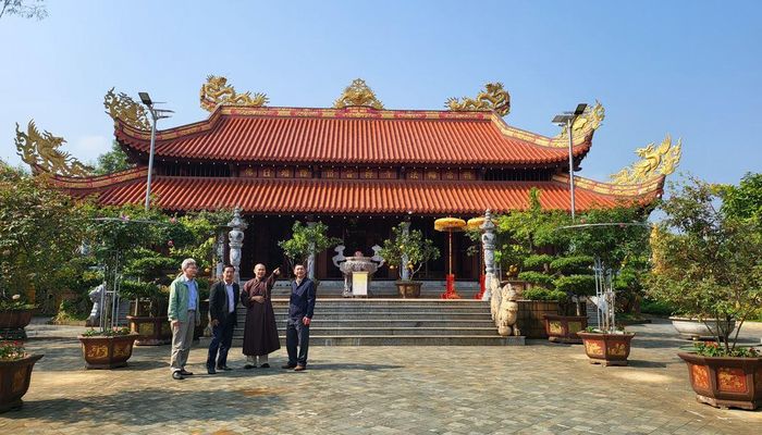 Du khách được Trụ trì Thích Nguyên Hải dẫn đi tham quan chùa