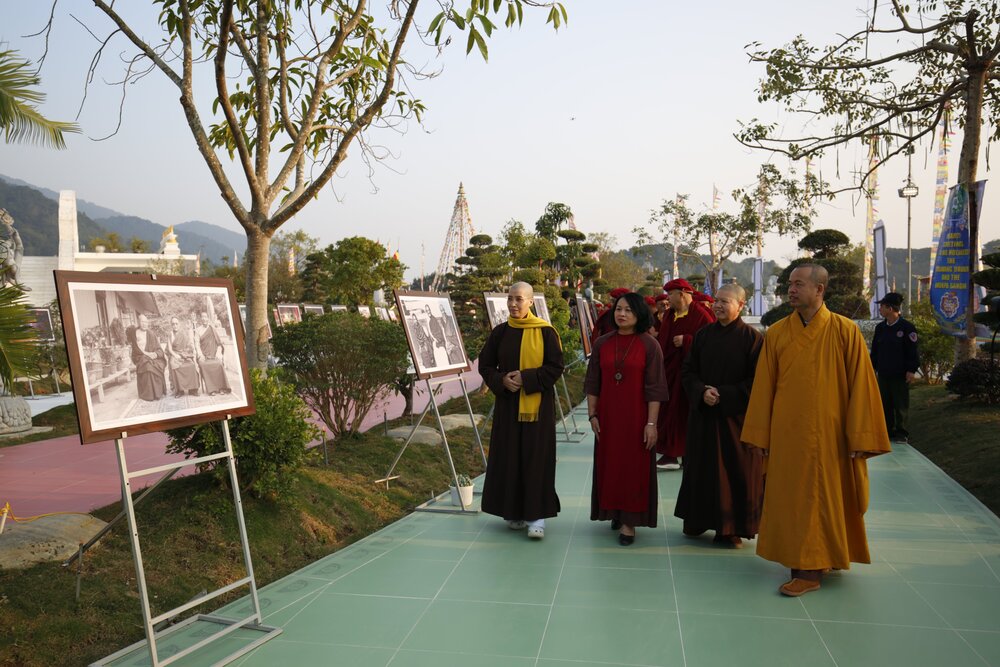 Ni sư Trụ trì Đại Bảo tháp Mandala Tây Thiên giới thiệu các tác phẩm nhiếp ảnh trưng bày tại triển lãm