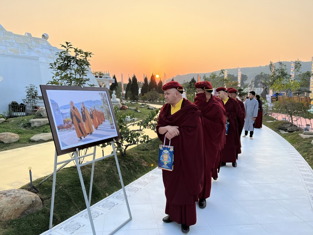 Tăng đoàn Truyền thừa Drukpa thăm quan triển lãm ảnh Pháp Vũ Rồng Thiêng