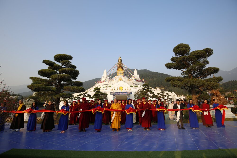 Tăng đoàn Truyền thừa Drukpa thăm quan triển lãm ảnh Pháp Vũ Rồng Thiêng