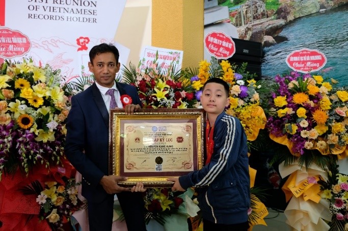 KLG Nguyễn Khắc Hưng với TS.Biswaroop Roy Chowdhury - Chủ tịch Liên minh Kỷ lục Thế giới (WorldKings)
