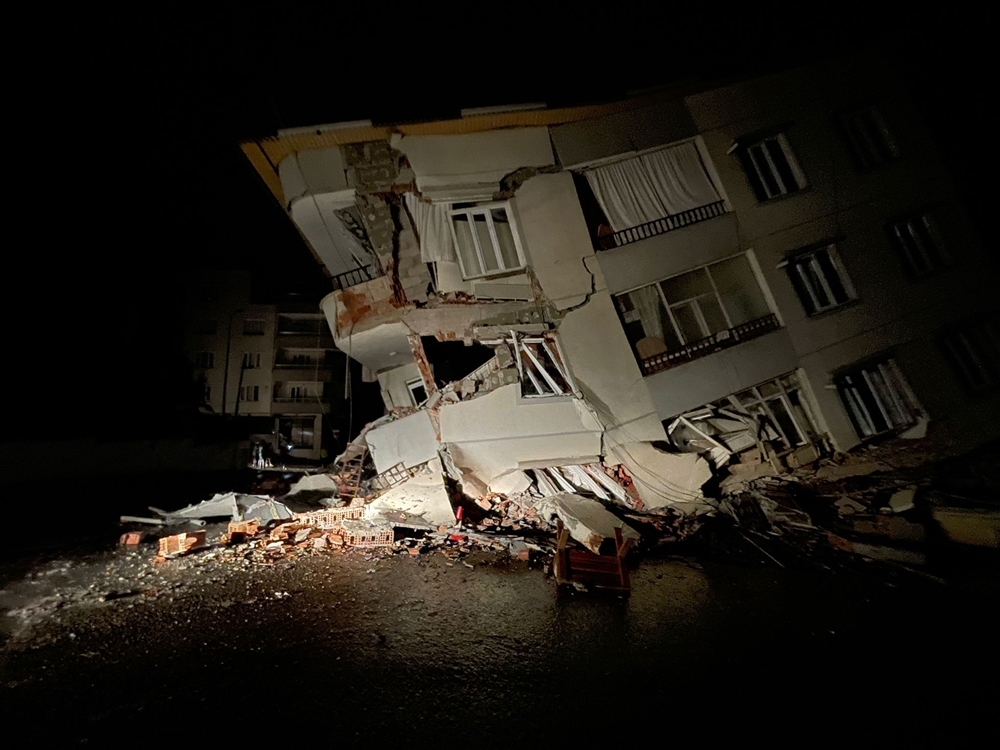 Một tòa nhà ba tầng ở thành phố Kahramanmaras, đông nam Thổ Nhĩ Kỳ, bị phá hủy trong trận động đất sáng sớm 6/2.