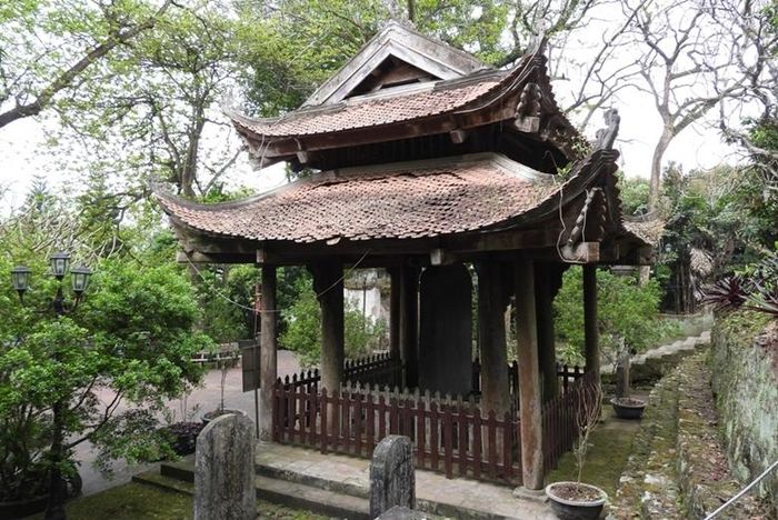 Bia Sùng Thiện Diên Linh là hiện vật có giá trị lịch sử văn hóa nổi bật của chùa Long Đọi Sơn.