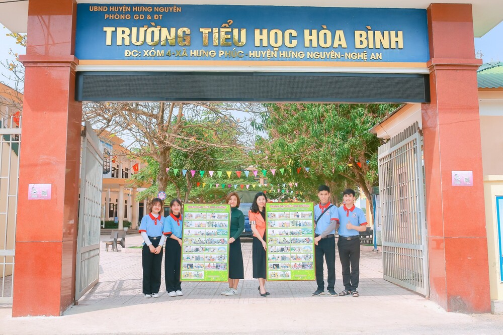 Trao tranh đến Ban hiệu vụ nhà trường