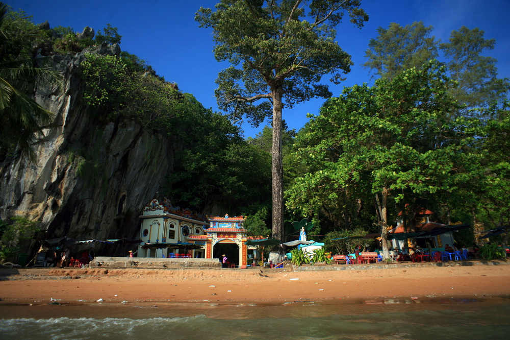 Nằm trong quần thể các di tích, danh lam thắng cảnh Hòn Chông (huyện Kiên Lương, tỉnh Kiên Giang), chùa Hang – Hòn Chông là ngôi cổ tự nổi tiếng ở địa đầu phương Nam của đất nước. Ảnh: Chùa Hang nhìn từ biển Bãi Dương.