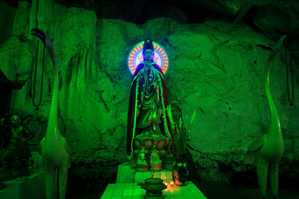 Những tượng Phật, Bồ Tát ẩn hiện trong ánh sáng mờ ảo tạo nên cảm giác thâm nghiêm, huyền bí.