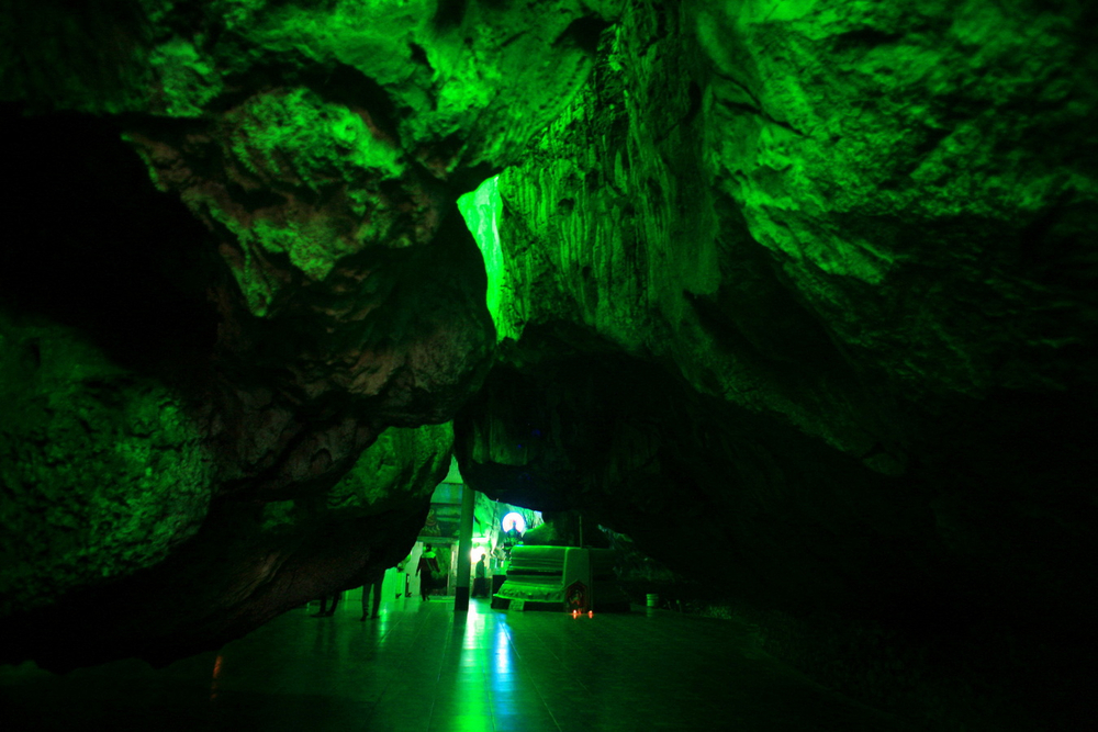Theo các nhà địa chất học, hang động này được tạo thành từ núi đá vôi bị nước biển xâm thực trong hàng vạn năm.