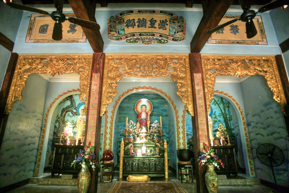 Chính điện của chùa thờ Di Đà Tam Tôn, gian giữa tôn trí tượng đức Phật A Di Đà, gian hai bên thờ Bồ tát Quan Thế Âm và Bồ tát Đại Thế Chí. Hai bên tiền đường thờ tượng Hộ Pháp và Tiêu Diện.