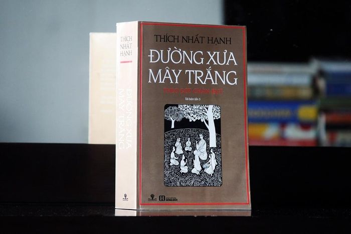 Đường xưa mây trắng cuốn sách về cuộc đời Đức Phật của tác giả Thích Nhất Hạnh. Ảnh: Minh Phương.