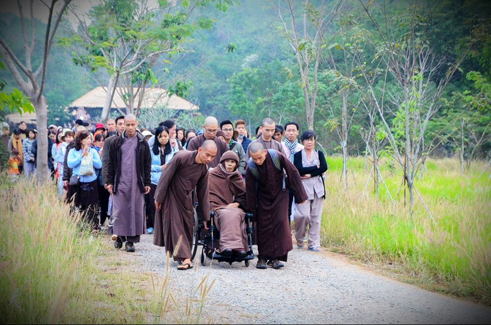 Tác giả bài viết thiền hành cùng Thiền sư Thích Nhất Hạnh tại Làng Mai (Thái Lan) đầu Xuân 2018.