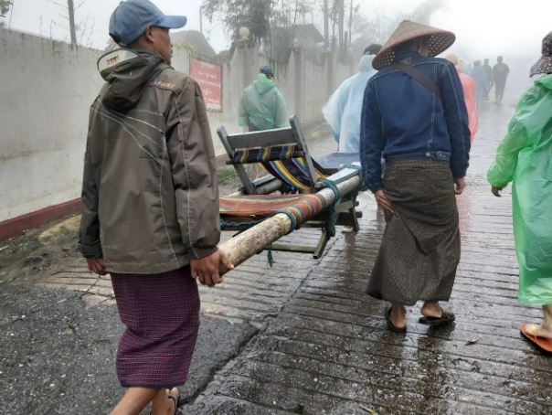 Nếu không muốn đi bộ, bạn có thể thuê kiệu gồm 4 người đàn ông trẻ khỏe mạnh khiêng.