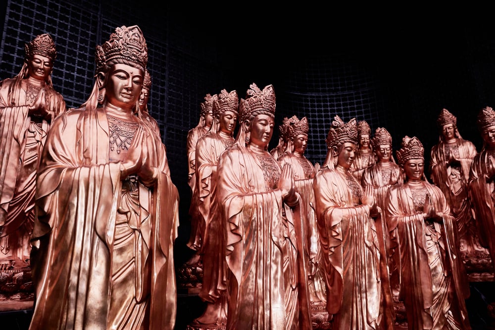Nhiều pho tượng nổi tiếng được trưng bày tại khu triển lãm Phật giáo trên đỉnh núi
