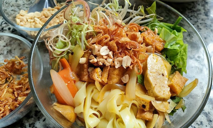 Nước hầm ngọt tự nhiên từ rau củ, quyện với nấm giòn ngọt và đậu phụ thơm, điểm xuyết thêm lạc và bánh đa ăn kèm sẽ tạo nên một bát mỳ quảng chay.