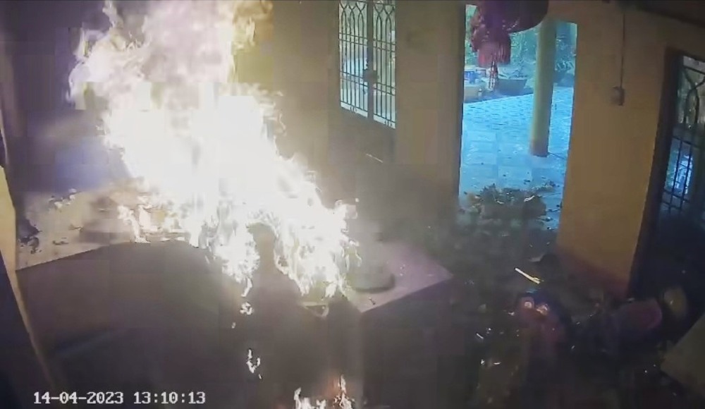 Camera ghi lại hình ảnh đối tượng xông vào chùa đập phá, đốt điện thờ. Ảnh cắt từ clip