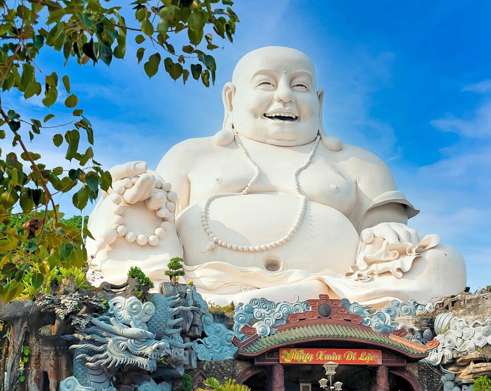Với vẻ đẹp huyền ảo, tượng Phật Di Lặc trên Núi Cấm đã trở thành một biểu tượng văn hóa – du lịch nổi tiếng của khu vực. Ảnh: Dương Việt Anh