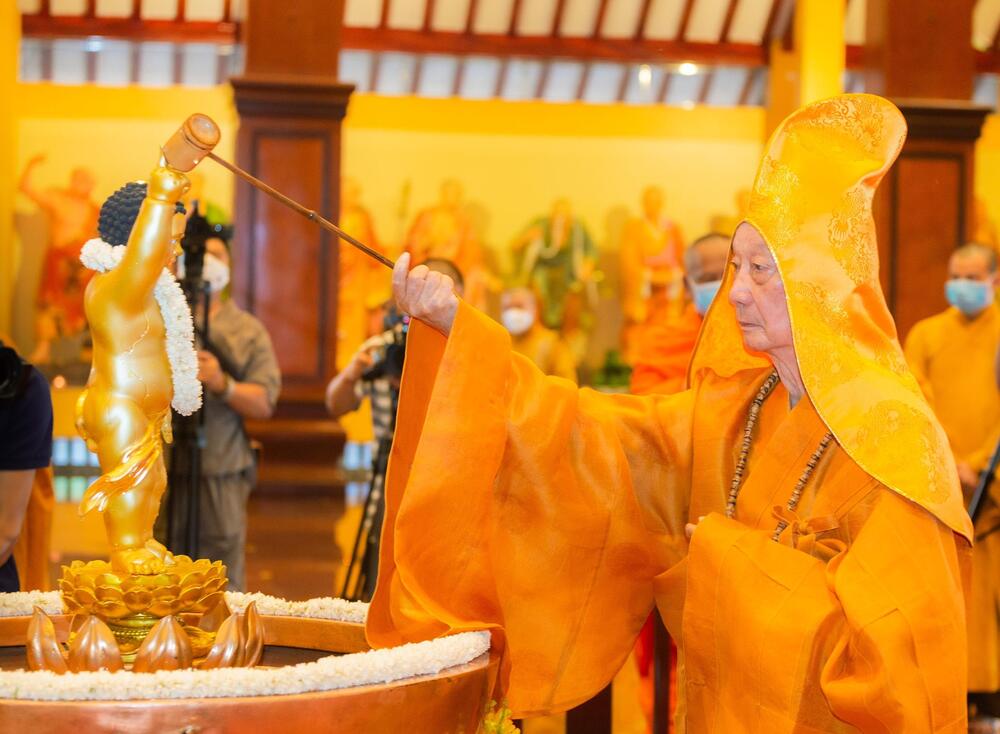 Trưởng lão Hòa thượng Thích Trí Quảng cử hành nghi thức Tắm Phật