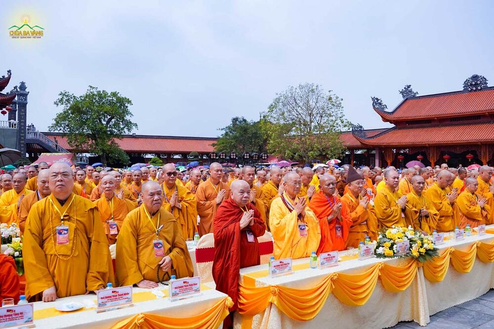 Chư Tôn Đức Tăng trang nghiêm lắng nghe lời tuyên đọc Thông điệp của Đức Pháp chủ