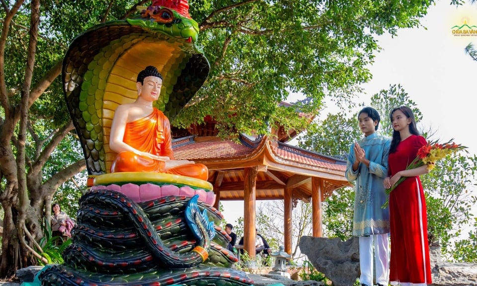 Câu chuyện nổi tiếng trong điển tích Phật giáo: Rắn Thần Muchalinda che mưa cho Đức Phật