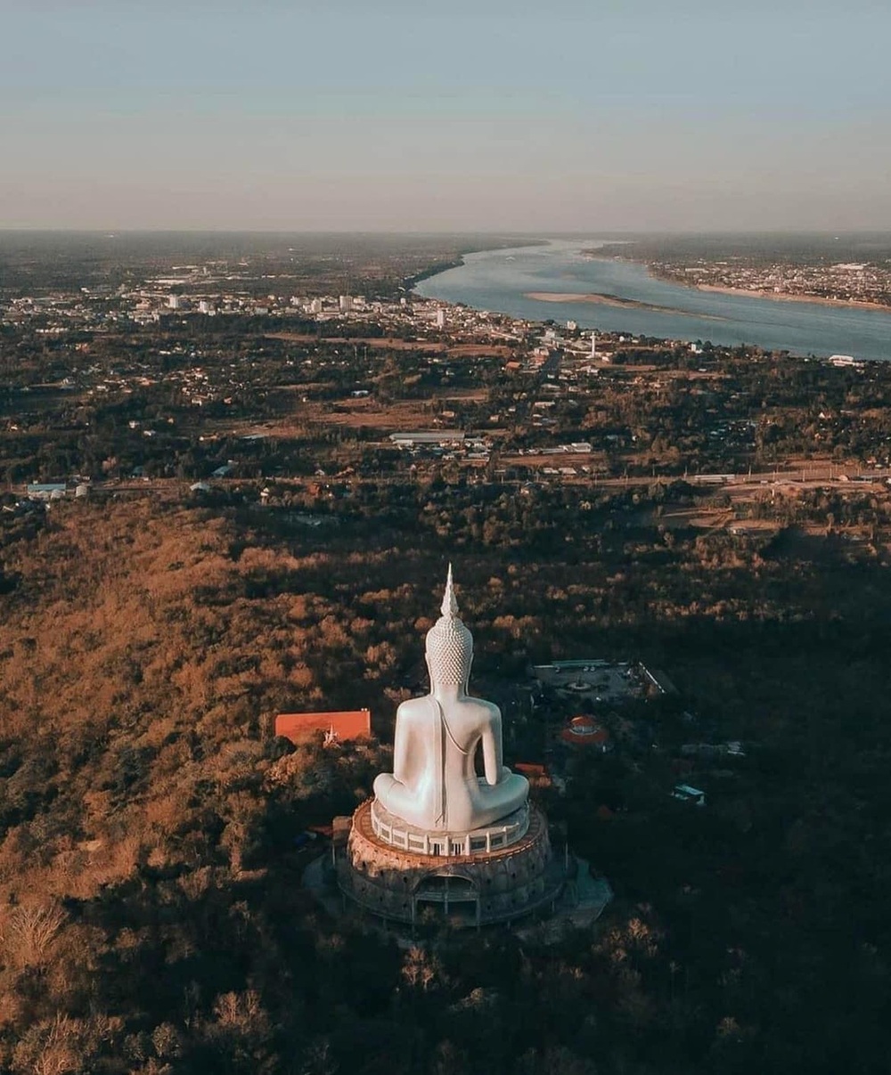 Sở hữu không gian tuyệt đẹp trên đỉnh đồi, Wat Phu Manorom là ngôi chùa ngoạn mục nhất trong tỉnh (Ảnh: Thailand).