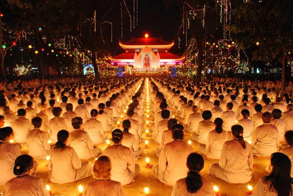 Nếu bạn đang sống giữa đời thường thì bạn thấy ai sống thiện lương và làm nhiều việc tốt bạn giúp đỡ động viên họ thì bạn cũng đang làm việc Phật sự.