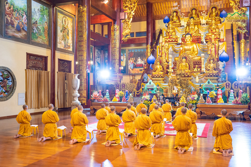 Chư Tôn đức Tăng chùa Ba Vàng hướng tâm về Tam Bảo