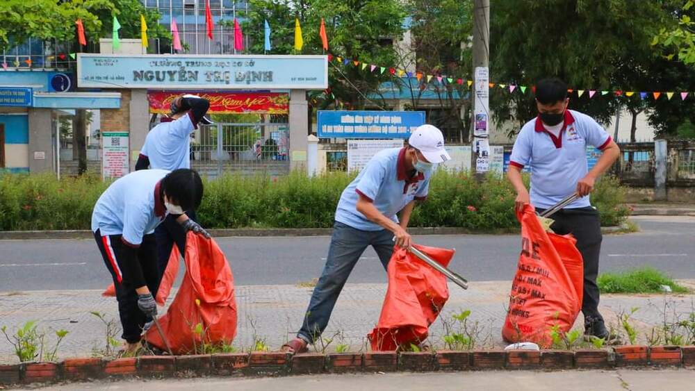 Chúng thanh niên Phật tử Đà Nẵng đi nhặt rác trên đường phố