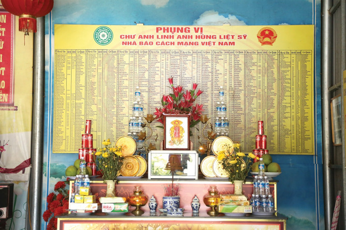 Ban thờ 511 anh hùng liệt sĩ nhà báo cách mạng Việt Nam tại chùa Âu Lạc.