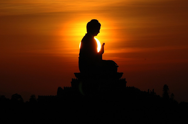 'Ai cũng có thể giác ngộ ngay đây và bây giờ' ý nói chân lý có sẵn nơi mỗi người và cũng đang hiện diện khắp mọi nơi.