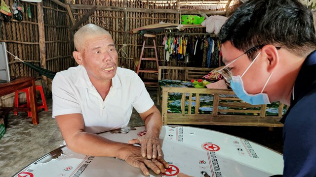 Anh Việt kể về chuyện sống sót kỳ diệu sau 4 ngày trôi trên biển của mình. Ảnh: Báo Thanh Niên.