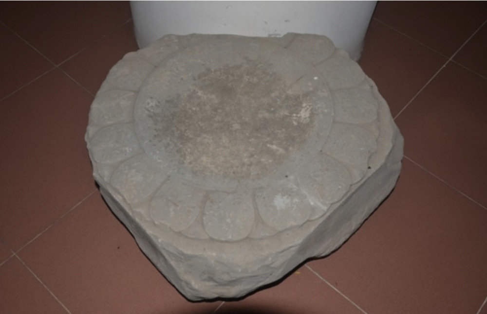 Chân tảng đá thời Lý ở chùa Bồ Vàng hiện lưu giữ tại Bảo tàng Bắc Ninh
