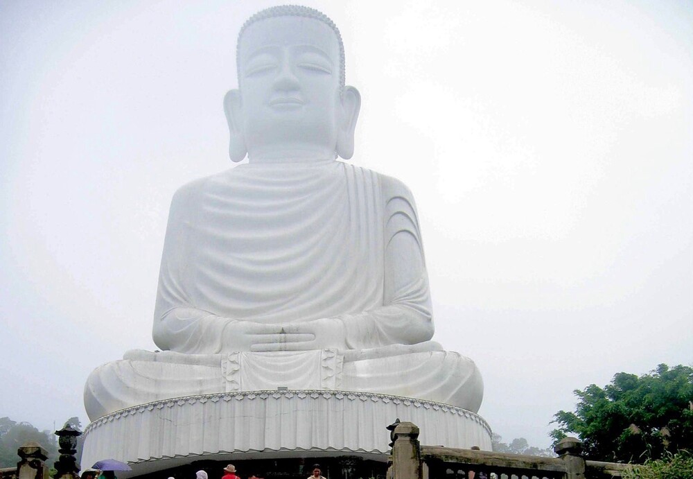 Tượng Phật Thích Ca Mâu Ni bằng đá trắng tại chùa Linh Ứng Bà Nà – Núi Chúa. Ảnh: Linh Boo
