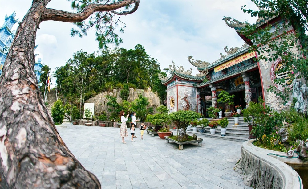 Khuôn viên chùa Linh Ứng Bà Nà - Núi Chúa được xem là bản sao của chùa Linh Ứng Ngũ Hành Sơn. Ảnh: Sun World