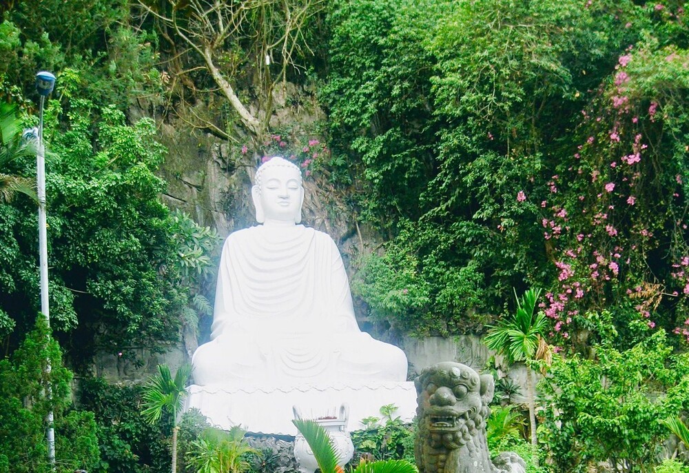 Tượng Đức Phật Thích Ca cao 10 m tại chùa Linh Ứng Non Nước. Ảnh: Linh Boo