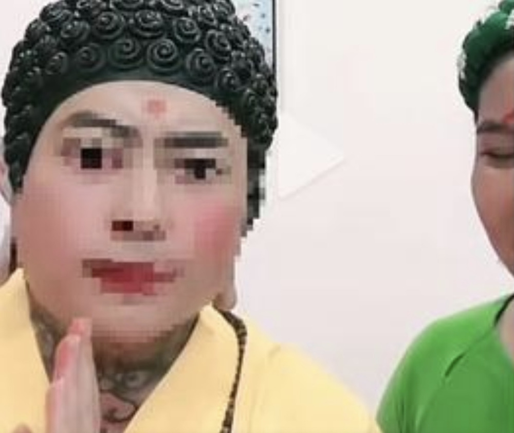 Một chúng sinh mượn biểu tượng Đức Phật để livestream bán hàng, đang gây phẫn nộ trong giới Phật tử.