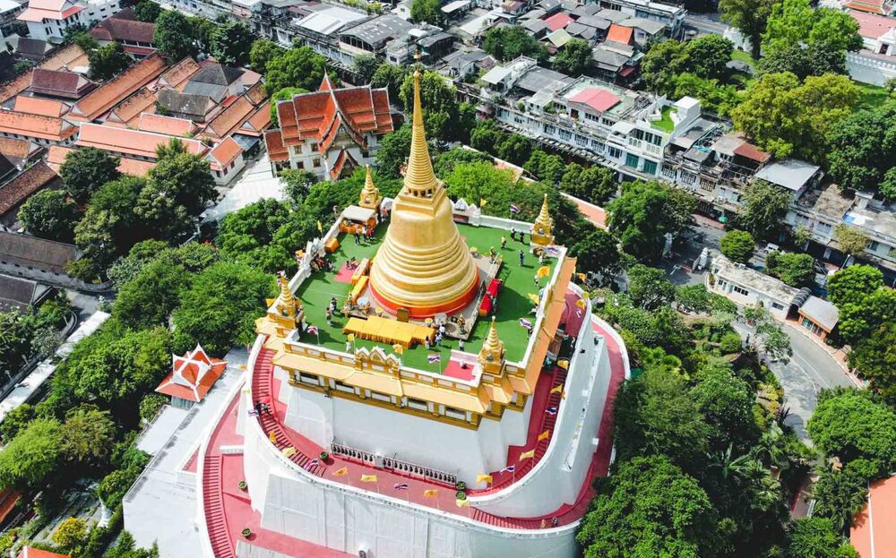 Wat Saket nằm ngay trung tâm Bangkok và tọa lạc trên một ngọn đồi thấp. Ảnh: Vương Lộc