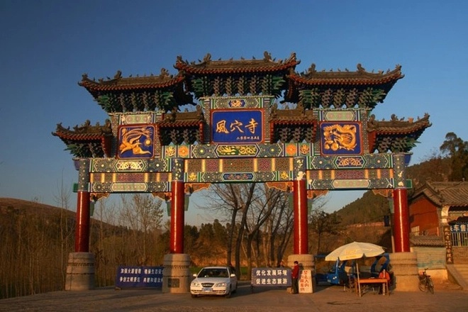 Phong Huyệt Tự là ngôi chùa nằm trên trên dãy núi Tung Sơn.