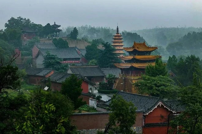 Phong Huyệt Tự có vị trí địa lý đặc biệt và lần đầu tiên được xây dựng cách đây hơn 1.800 năm.