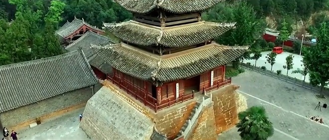 Phong Huyệt Tự có kiến trúc đa dạng và độc đáo qua nhiều triều đại.