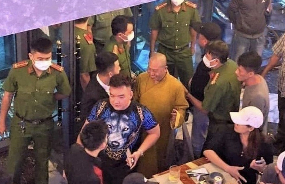 Ông Nguyễn Minh Phúc mặc áo cà sa, giả sư tăng nói cười trong quán nhậu khi bị Công an TP HCM kiểm tra.