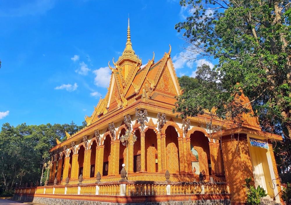 Chùa Hạnh Phúc Tăng là ngôi chùa có niên đại lâu nhất trong số các ngôi chùa của người Khmer ở Vĩnh Long.