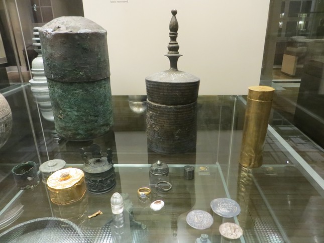 Di vật được khai quật trong bảo tháp Mankiala, Pakistan