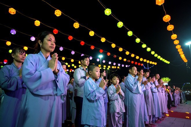 Trong Lương Hoàng Sám có đoạn: Trong thiên hạ, ân cha mẹ là nặng hơn hết. Thế nên Phật dạy: “Trong thiên hạ, không có ân nào bằng ân cha mẹ”.