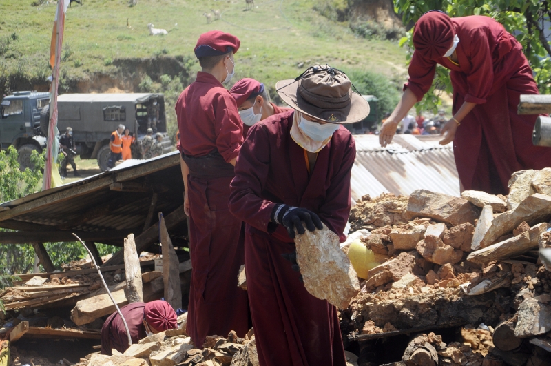 Chư ni cứu trợ động đất tại Nepal