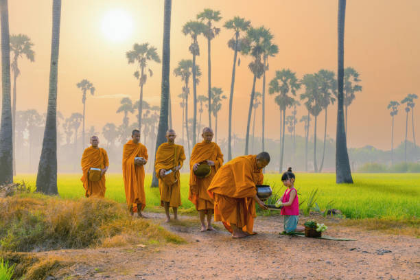 Bố thí và cúng dường là một trong những pháp tu quan trọng của hàng Phật tử.