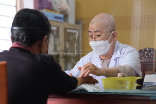 Khám bệnh cho người dân tại chùa Phước An. Ảnh: Tạ Quang