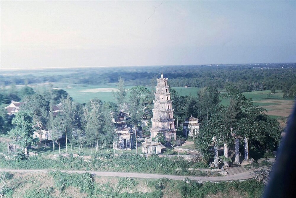 Chùa Thiên Mụ năm 1963 nhìn từ máy bay trực thăng Mỹ.